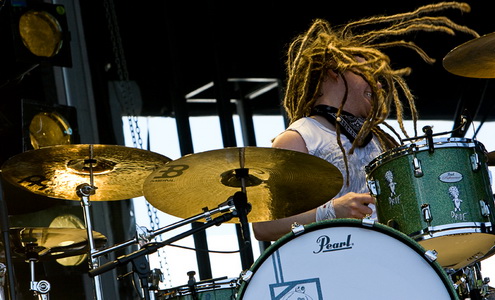 Shinedown drummer in actie