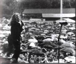 Leslie Dowdall voor een met regen overgoten publiek