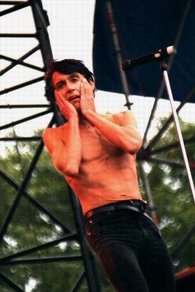 Een half ontklede Iggy Pop in 1987