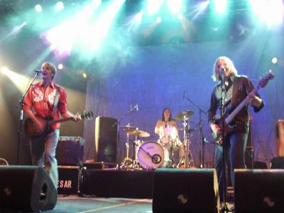 Roald van Oosten (gitaar en zang), Marit de Loos (drums en zang) en Sem David Bakker (bas en zang) van Caesar in de 3 FM tent op Pinkpop 2000