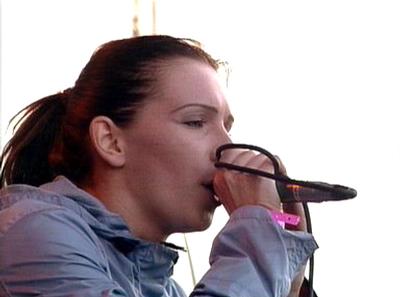 Sandra Nasic zweept het publiek op met haar rokerige rockstem