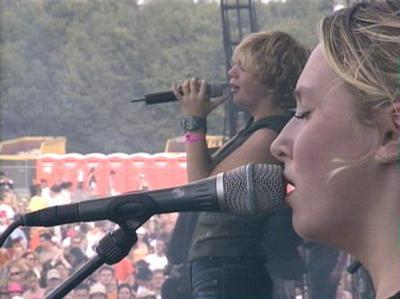 De zangeres en gitariste van Krezip op Pinkpop 2000