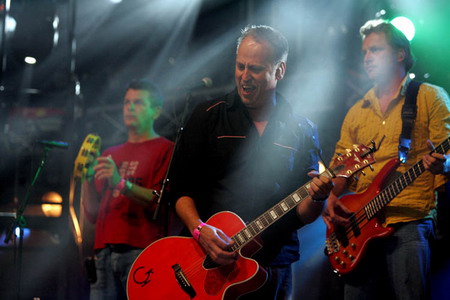Rowwen Hèze in actie in de 3FM-tent