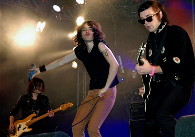 Lillian Berlin in Jagger outfit van Living Things
