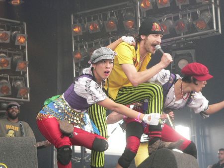 Gogol Bordello, spring in het veld