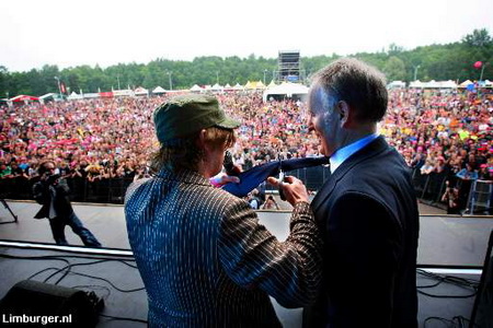 Deejay Giel Beelen knipt de stropdas van staatssecretaris Timmermans door. (Foto: Harry Heuts / MGL)