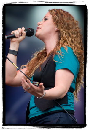 Alanis in haar element op hoofdpodium