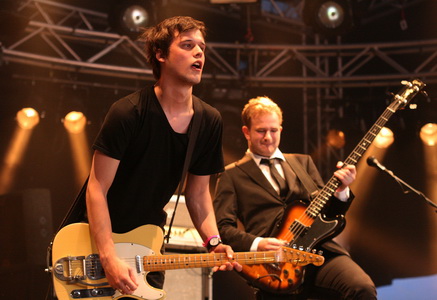 White Lies op het podium