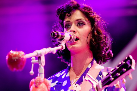 De schattige extroverte lieve ontdeugende Katy Perry