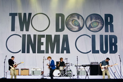 Two Door Cinema Club door Ben Houdijk